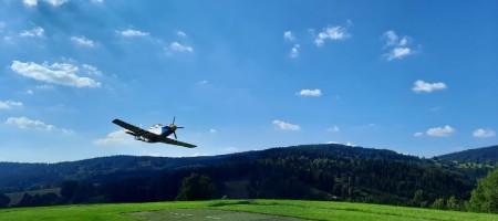 Průlet repliky P 51 MUSTANG